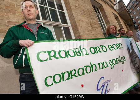 Belfast, UK. 9. Mai 2016. Irische Sprache Lautsprecher zu protestieren, außen BBC head Quarters bei Broadcasting House in Nordirland in was sie beschrieben, wie der BBC, sie kurz zu schneiden, wenn eine in Bezug auf die irische Sprache während Frage einer BBC Wahldebatte Credit: Bonzo/Alamy Live News Stockfoto