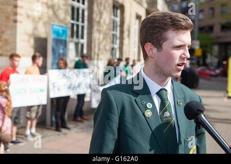 Belfast, UK. 9. Mai 2016. Cónall Ó Corra Coláiste Feirste School, war der Hauptredner bei der Protest außerhalb BBC Hauptsitz Omeau Avenue Belfast, der Protest ist im Zusammenhang mit was beschrieben als der BBC schneidet sie kurz wurde, wenn eine in Bezug auf die irische Sprache in Frage einer BBC-Wahldebatte Stockfoto