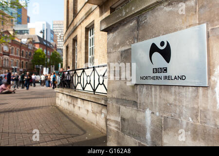 Belfast, UK. 9. Mai 2016. Irische Sprache Lautsprecher zu protestieren, außen BBC head Quarters bei Broadcasting House in Nordirland in was sie beschrieben, wie der BBC, sie kurz zu schneiden, wenn eine in Bezug auf die irische Sprache während Frage einer BBC Wahldebatte Credit: Bonzo/Alamy Live News Stockfoto