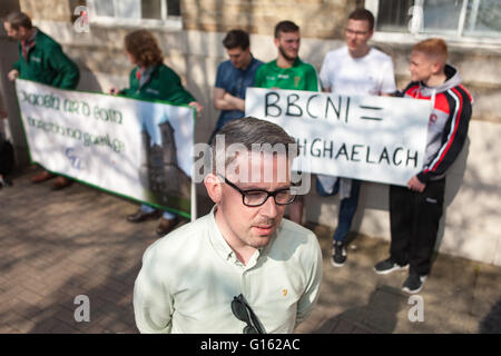 Belfast, UK. 9. Mai 2016. Senator Niall Ó Donnghaile interviewt vor BBC Sitz im Funkhaus in Nordirland. Demonstranten, in was sie, wie der BBC beschrieben, sie kurz zu schneiden, wenn eine in Bezug auf die irische Sprache in Frage einer BBC-Wahldebatte Credit: Bonzo/Alamy Live News Stockfoto