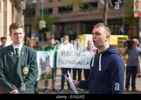 Belfast, UK. 9. Mai 2016. Cónall Ó Corra Coláiste Feirste School, war der Hauptredner bei der Protest außerhalb BBC Hauptsitz Omeau Avenue Belfast, der Protest ist im Zusammenhang mit was beschrieben als der BBC schneidet sie kurz wurde, wenn eine in Bezug auf die irische Sprache in Frage einer BBC-Wahldebatte Credit: Bonzo/Alamy Live News Stockfoto