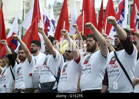 Athen, Griechenland. 8. Mai 2016. Unterstützer und Mitglieder der kommunistischen verbundenen Union alle Arbeitnehmer militante Front (PAME) nehmen an einer Protestkundgebung, Maifeiertag zu markieren und zu protestieren gegen die soziale Sicherheit und steuerliche Reform Rechnungen Abstimmungen im Parlament während des Wochenendes, bei Synrtagma quadratischen Teil. May Day Feierlichkeiten wurden wegen der Ferien für das orthodoxe Osterfest verschoben. © Panayotis Tzamaros/Pacific Press/Alamy Live-Nachrichten Stockfoto