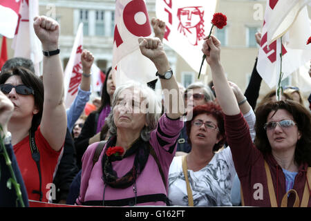Athen, Griechenland. 8. Mai 2016. Unterstützer und Mitglieder der kommunistischen verbundenen Union alle Arbeitnehmer militante Front (PAME) nehmen an einer Protestkundgebung, Maifeiertag zu markieren und zu protestieren gegen die soziale Sicherheit und steuerliche Reform Rechnungen Abstimmungen im Parlament während des Wochenendes, bei Synrtagma quadratischen Teil. May Day Feierlichkeiten wurden wegen der Ferien für das orthodoxe Osterfest verschoben. © Panayotis Tzamaros/Pacific Press/Alamy Live-Nachrichten Stockfoto