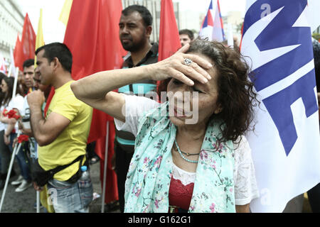 Athen, Griechenland. 8. Mai 2016. Unterstützer und Mitglieder der kommunistischen verbundenen Union alle Arbeitnehmer militante Front (PAME) nehmen an einer Protestkundgebung, Maifeiertag zu markieren und zu protestieren gegen die soziale Sicherheit und steuerliche Reform Rechnungen Abstimmungen im Parlament während des Wochenendes, bei Synrtagma quadratischen Teil. May Day Feierlichkeiten wurden wegen der Ferien für das orthodoxe Osterfest verschoben. © Panayotis Tzamaros/Pacific Press/Alamy Live-Nachrichten Stockfoto