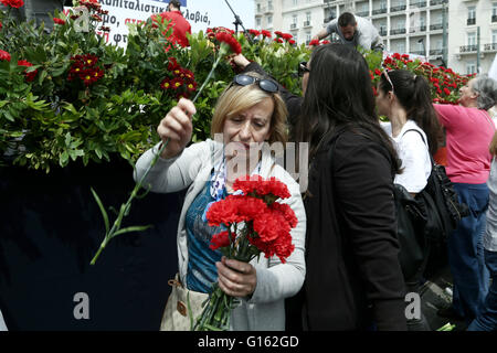 Athen, Griechenland. 8. Mai 2016. Unterstützer und Mitglieder der kommunistischen verbundenen Union alle Arbeitnehmer militante Front (PAME) nehmen an einer Protestkundgebung, Maifeiertag zu markieren und zu protestieren gegen die soziale Sicherheit und steuerliche Reform Rechnungen Abstimmungen im Parlament während des Wochenendes, bei Synrtagma quadratischen Teil. May Day Feierlichkeiten wurden wegen der Ferien für das orthodoxe Osterfest verschoben. © Panayotis Tzamaros/Pacific Press/Alamy Live-Nachrichten Stockfoto