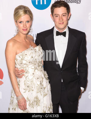 New York, USA. 9. Mai 2016. Nicky Hilton und Freund James Rothschild besuchen der Fashion Institute Of Technologie 2016 FIT Gala im Grand Ballroom im The Plaza Hotel Credit: Ovidiu Hrubaru/Alamy Live News Stockfoto