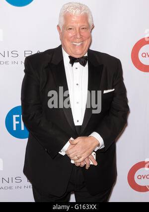 New York, USA. 9. Mai 2016. Dennis Basso besucht der Fashion Institute Of Technologie 2016 FIT Gala im Grand Ballroom im The Plaza Hotel Credit: Ovidiu Hrubaru/Alamy Live News Stockfoto