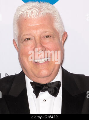 New York, USA. 9. Mai 2016. Dennis Basso besucht der Fashion Institute Of Technologie 2016 FIT Gala im Grand Ballroom im The Plaza Hotel Credit: Ovidiu Hrubaru/Alamy Live News Stockfoto
