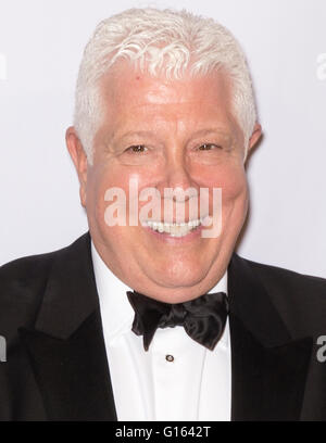 New York, USA. 9. Mai 2016. Dennis Basso besucht der Fashion Institute Of Technologie 2016 FIT Gala im Grand Ballroom im The Plaza Hotel Credit: Ovidiu Hrubaru/Alamy Live News Stockfoto