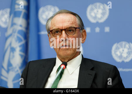 Vereinten Nationen, USA. 9. Mai 2016. Jan Eliasson, stellvertretender Generalsekretär der Vereinten Nationen, Schriftsätze Journalisten mit Karen AbuZayd (nicht abgebildet), Sonderberater für den Gipfel auf Adressierung großen Bewegungen der Flüchtlinge und MigrantInnen, zum Start der Bericht des Generalsekretärs "In Sicherheit und würde: Adressierung großen Bewegungen von Flüchtlingen und Migranten, an das UN-Hauptquartier in New York, Vereinigte Staaten, 9. Mai 2016. © Li Muzi/Xinhua/Alamy Live-Nachrichten Stockfoto