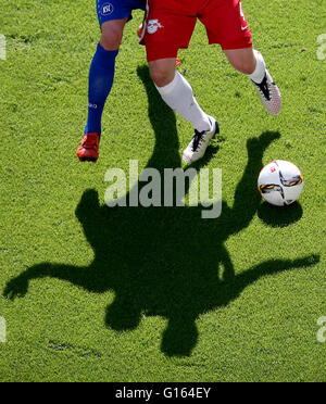 Leipzig, Deutschland. 8. Mai 2016. Zwei Spieler in Aktion während der deutschen Zweitligisten Bundesliga-Fußball-match zwischen RB Leipzig und Karlsruher SC in der Red Bull Arena in Leipzig, Deutschland, 8. Mai 2016. Foto: JAN WOITAS/Dpa/Alamy Live News Stockfoto