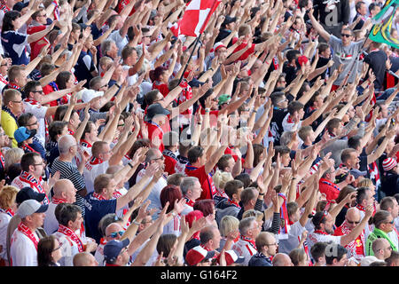 Leipzig, Deutschland. 8. Mai 2016. 42.000 Fans feuern ihre Teams beim deutschen Zweitligisten Bundesliga-Fußballspiel zwischen RB Leipzig und Karlsruher SC in der Red Bull Arena in Leipzig, Deutschland, 8. Mai 2016. Foto: JAN WOITAS/Dpa/Alamy Live News Stockfoto