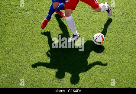 Leipzig, Deutschland. 8. Mai 2016. Zwei Spieler in Aktion während der deutschen Zweitligisten Bundesliga-Fußball-match zwischen RB Leipzig und Karlsruher SC in der Red Bull Arena in Leipzig, Deutschland, 8. Mai 2016. Foto: JAN WOITAS/Dpa/Alamy Live News Stockfoto