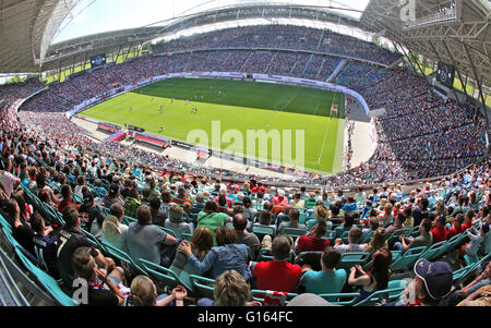 Leipzig, Deutschland. 8. Mai 2016. 42.000 Fans feuern ihre Teams beim deutschen Zweitligisten Bundesliga-Fußballspiel zwischen RB Leipzig und Karlsruher SC in der Red Bull Arena in Leipzig, Deutschland, 8. Mai 2016. Foto: JAN WOITAS/Dpa/Alamy Live News Stockfoto