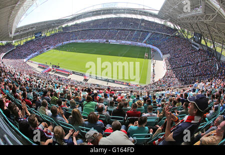 Leipzig, Deutschland. 8. Mai 2016. 42.000 Fans feuern ihre Teams beim deutschen Zweitligisten Bundesliga-Fußballspiel zwischen RB Leipzig und Karlsruher SC in der Red Bull Arena in Leipzig, Deutschland, 8. Mai 2016. Foto: JAN WOITAS/Dpa/Alamy Live News Stockfoto