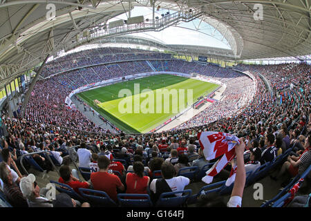 Leipzig, Deutschland. 8. Mai 2016. 42.000 Fans feuern ihre Teams beim deutschen Zweitligisten Bundesliga-Fußballspiel zwischen RB Leipzig und Karlsruher SC in der Red Bull Arena in Leipzig, Deutschland, 8. Mai 2016. Foto: JAN WOITAS/Dpa/Alamy Live News Stockfoto