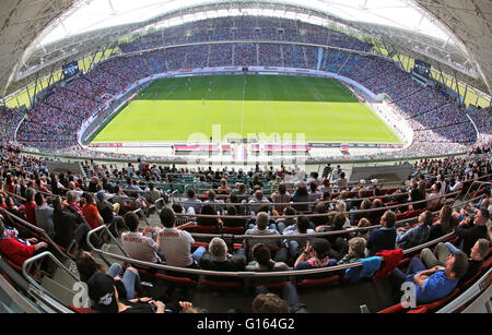 Leipzig, Deutschland. 8. Mai 2016. 42.000 Fans feuern ihre Teams beim deutschen Zweitligisten Bundesliga-Fußballspiel zwischen RB Leipzig und Karlsruher SC in der Red Bull Arena in Leipzig, Deutschland, 8. Mai 2016. Foto: JAN WOITAS/Dpa/Alamy Live News Stockfoto