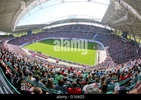 Leipzig, Deutschland. 8. Mai 2016. 42.000 Fans feuern ihre Teams beim deutschen Zweitligisten Bundesliga-Fußballspiel zwischen RB Leipzig und Karlsruher SC in der Red Bull Arena in Leipzig, Deutschland, 8. Mai 2016. Foto: JAN WOITAS/Dpa/Alamy Live News Stockfoto