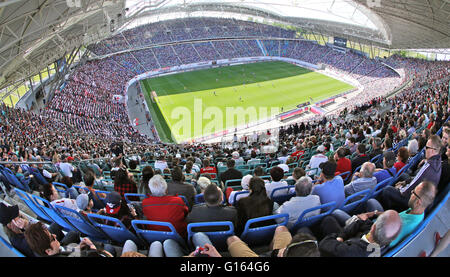 Leipzig, Deutschland. 8. Mai 2016. 42.000 Fans feuern ihre Teams beim deutschen Zweitligisten Bundesliga-Fußballspiel zwischen RB Leipzig und Karlsruher SC in der Red Bull Arena in Leipzig, Deutschland, 8. Mai 2016. Foto: JAN WOITAS/Dpa/Alamy Live News Stockfoto