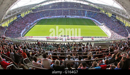 Leipzig, Deutschland. 8. Mai 2016. 42.000 Fans feuern ihre Teams beim deutschen Zweitligisten Bundesliga-Fußballspiel zwischen RB Leipzig und Karlsruher SC in der Red Bull Arena in Leipzig, Deutschland, 8. Mai 2016. Foto: JAN WOITAS/Dpa/Alamy Live News Stockfoto