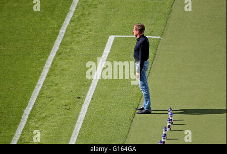 Leipzig, Deutschland. 8. Mai 2016. Leipzigs Trainer Ralf Rangnick beim deutschen Zweitligisten Bundesliga-Fußballspiel zwischen RB Leipzig und Karlsruher SC in der Red Bull Arena in Leipzig, Deutschland, 8. Mai 2016. Foto: JAN WOITAS/Dpa/Alamy Live News Stockfoto