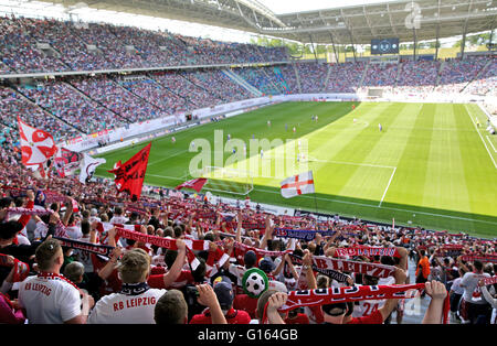 Leipzig, Deutschland. 8. Mai 2016. 42.000 Fans feuern ihre Teams beim deutschen Zweitligisten Bundesliga-Fußballspiel zwischen RB Leipzig und Karlsruher SC in der Red Bull Arena in Leipzig, Deutschland, 8. Mai 2016. Foto: JAN WOITAS/Dpa/Alamy Live News Stockfoto