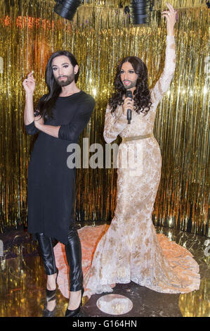 Conchita Wurst stellt ihre eigene Wachsfigur bei Madame Tussauds in Berlin, Deutschland. Am 8. Mai 2016. | Nutzung weltweit/Picture alliance Stockfoto