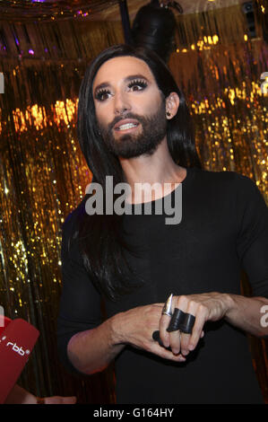 Conchita Wurst stellt ihre eigene Wachsfigur bei Madame Tussauds in Berlin, Deutschland. Am 8. Mai 2016. | Nutzung weltweit/Picture alliance Stockfoto