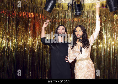 Conchita Wurst stellt ihre eigene Wachsfigur bei Madame Tussauds in Berlin, Deutschland. Am 8. Mai 2016. | Nutzung weltweit/Picture alliance Stockfoto