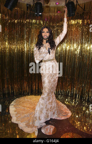 Conchita Wurst stellt ihre eigene Wachsfigur bei Madame Tussauds in Berlin, Deutschland. Am 8. Mai 2016. | Nutzung weltweit/Picture alliance Stockfoto