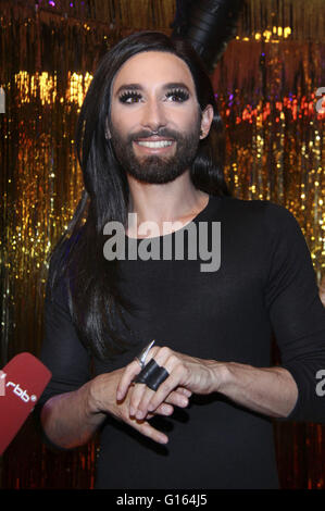 Conchita Wurst stellt ihre eigene Wachsfigur bei Madame Tussauds in Berlin, Deutschland. Am 8. Mai 2016. | Nutzung weltweit/Picture alliance Stockfoto