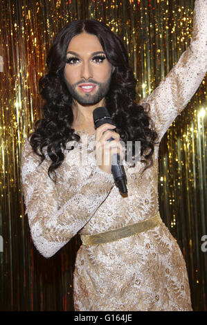 Conchita Wurst stellt ihre eigene Wachsfigur bei Madame Tussauds in Berlin, Deutschland. Am 8. Mai 2016. | Nutzung weltweit/Picture alliance Stockfoto