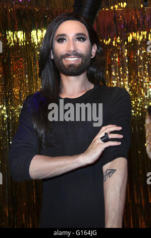 Conchita Wurst stellt ihre eigene Wachsfigur bei Madame Tussauds in Berlin, Deutschland. Am 8. Mai 2016. | Nutzung weltweit/Picture alliance Stockfoto