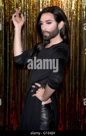 Conchita Wurst stellt ihre eigene Wachsfigur bei Madame Tussauds in Berlin, Deutschland. Am 8. Mai 2016. | Nutzung weltweit/Picture alliance Stockfoto