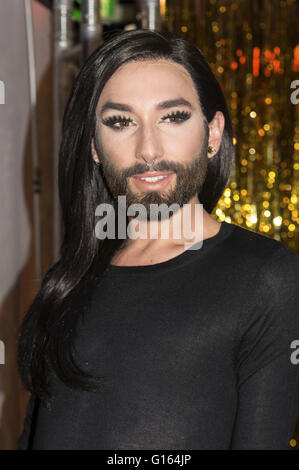 Conchita Wurst stellt ihre eigene Wachsfigur bei Madame Tussauds in Berlin, Deutschland. Am 8. Mai 2016. | Nutzung weltweit/Picture alliance Stockfoto