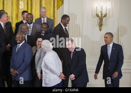 Washington, District Of Columbia, USA. 9. Mai 2016. US-Präsident Barack Obama begrüßt ehemalige Spieler und Trainerstab der 1983 NCAA National Basketball Championship North Carolina State Wolfpack im East Room des weißen Hauses in Washington, DC, USA, 9. Mai 2016. Der Präsident und Vizepräsident traf kurz mit den Mitgliedern des Teams und ihre Familien im östlichen Raum. Das Team war zuvor nicht möglich war, das Weiße Haus anerkannt zu werden für ihre Meisterschaft zu besuchen. Bildnachweis: Shawn Thew/Pool über CNP © Shawn Thew/CNP/ZUMA Draht/Alamy Live-Nachrichten Stockfoto