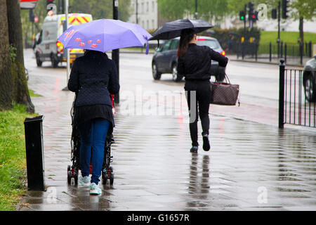 London, UK. 10. Mai 2016. Menschen mit Regenschirmen an einem regnerischen Tag im Norden von London. Bildnachweis: Dinendra Haria/Alamy Live-Nachrichten Stockfoto