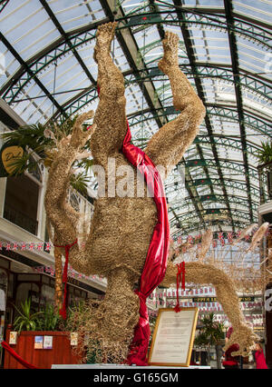 Southport, Merseyside, UK. 10. Mai 2016. Southport Kunst Mai Festival 2016. "Der Fall des Ikarus" von Phyllis Lim B.A. Ehrungen, UCL Ausstellung in Wanderer Arcade Teil des traditionellen viktorianischen Einkaufspassage in der Stadt. Dies zeigt, dass Hochmut kommt vor dem Fall! Die Geschichte könnte auf verschiedene Weise abhängig von der individuellen Wahrnehmung interpretiert werden. Es könnte als Metapher für Freiheit, Ehrgeiz, Mut, Hartnäckigkeit, oder umgekehrt für Ausfall, Mortalität und eine Erinnerung an die Zerbrechlichkeit des Lebens gelesen werden. Stockfoto