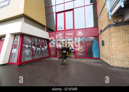 Upton Park London, UK. 10. Mai.  Ein Mitarbeiter geht in das Innere der Club zu speichern, wie West Ham United Football Club seine Finale gegen Manchester United im Boleyn Ground Stadium nach 112 Jahren spielt wechselte das Olympiastadion in Stratford für den Start des 2016/17 englischen Premier League Saison Credit: Amer Ghazzal/Alamy Live-Nachrichten Stockfoto