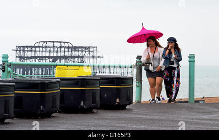 Brighton UK 10. Mai 2016 - Wanderer, mit Regenschirmen auf Brighton Seafront als nasses Wetter schweift über Süden Großbritanniens während Schottland bleibt heiß und sonnig Credit: Simon Dack/Alamy Live News Stockfoto