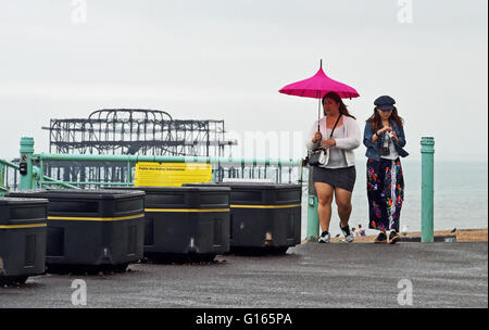 Brighton UK 10. Mai 2016 - Wanderer, mit Regenschirmen auf Brighton Seafront als nasses Wetter schweift über Süden Großbritanniens während Schottland bleibt heiß und sonnig Credit: Simon Dack/Alamy Live News Stockfoto