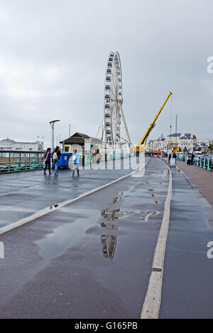 Brighton UK 10. Mai 2016 - Brighton Seafront fast ist menschenleer wie nasse Wetter fegt über Süden Großbritanniens während Schottland heiß und sonnig Credit bleibt: Simon Dack/Alamy Live News Stockfoto