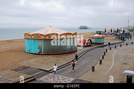 Brighton UK 10. Mai 2016 - Brighton Seafront fast ist menschenleer wie nasse Wetter fegt über Süden Großbritanniens während Schottland heiß und sonnig Credit bleibt: Simon Dack/Alamy Live News Stockfoto