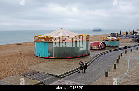 Brighton UK 10. Mai 2016 - Brighton Seafront fast ist menschenleer wie nasse Wetter fegt über Süden Großbritanniens während Schottland heiß und sonnig Credit bleibt: Simon Dack/Alamy Live News Stockfoto