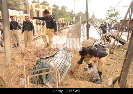 Quetta, Pakistan. 10. Mai 2016. Überblick nach Bombenanschlag tritt vorne Balochistan Universität Siryab Straße. Mindestens zwei Polizisten wurden getötet und 10 weitere wurden verletzt. Bildnachweis: Din Muhammad Watanpaal/Alamy Live-Nachrichten Stockfoto