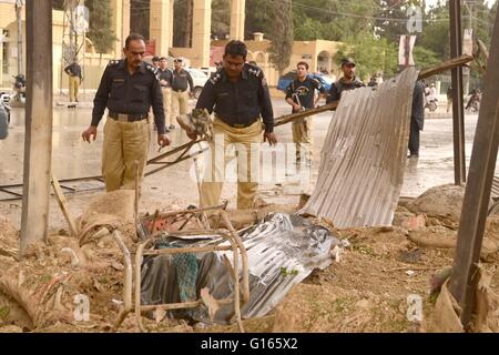 Quetta, Pakistan. 10. Mai 2016. Überblick nach Bombenanschlag tritt vorne Balochistan Universität Siryab Straße. Mindestens zwei Polizisten wurden getötet und 10 weitere wurden verletzt. Bildnachweis: Din Muhammad Watanpaal/Alamy Live-Nachrichten Stockfoto