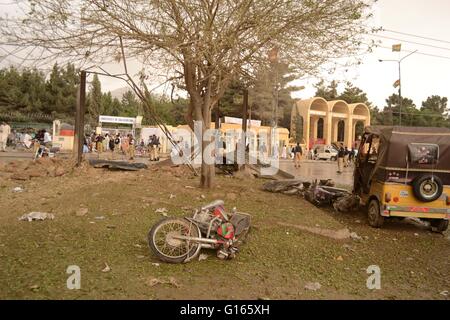 Quetta, Pakistan. 10. Mai 2016. Überblick nach Bombenanschlag tritt vorne Balochistan Universität Siryab Straße. Mindestens zwei Polizisten wurden getötet und 10 weitere wurden verletzt. Bildnachweis: Din Muhammad Watanpaal/Alamy Live-Nachrichten Stockfoto