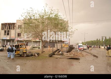 Quetta, Pakistan. 10. Mai 2016. Überblick nach Bombenanschlag tritt vorne Balochistan Universität Siryab Straße. Mindestens zwei Polizisten wurden getötet und 10 weitere wurden verletzt. Bildnachweis: Din Muhammad Watanpaal/Alamy Live-Nachrichten Stockfoto