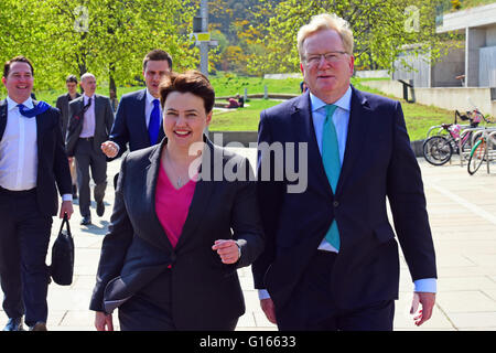 Edinburgh, Schottland, Vereinigtes Königreich, 10, Mai 2016. Schottische konservative Führer Ruth Davidson und ihr Stellvertreter Jackson Carlaw im Bild außerhalb des schottischen Parlaments, Credit: Ken Jack / Alamy Live News Stockfoto