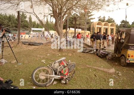 Quetta, Pakistan. 10. Mai 2016. Überblick nach Bombenanschlag tritt vorne Balochistan Universität Siryab Straße. Mindestens zwei Polizisten wurden getötet und 10 weitere wurden verletzt. Bildnachweis: Din Muhammad Watanpaal/Alamy Live-Nachrichten Stockfoto